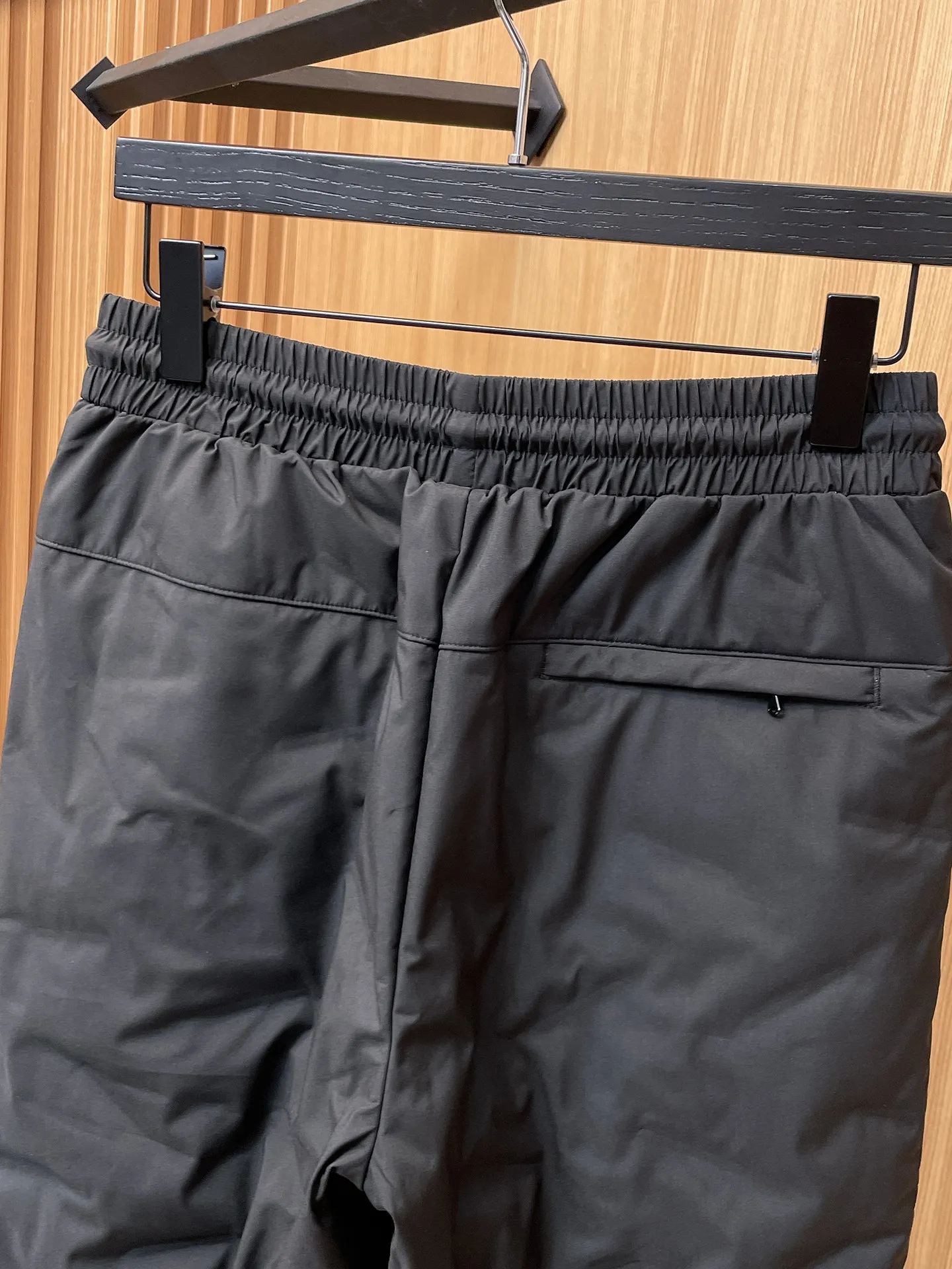 P490 Canada Goose 25 new autumn and winter products🆕Thickened warm down pants are here🌹Winter essential outdoor windproof, lockable and warm. Made of professional-grade outdoor windproof, waterproof and breathable fabric. Lining is filled with 90% white duck down. Lightweight design, lightweight and warm. Seamless gluing process on the inside. Made of light and gall-free velvet fabric to effectively prevent velvet running. Original hardware accessories. Classic logo matching. Simple and versatile. The upper body is stylish and not bulky. The style is the same for men and women! Size: M-3XL.